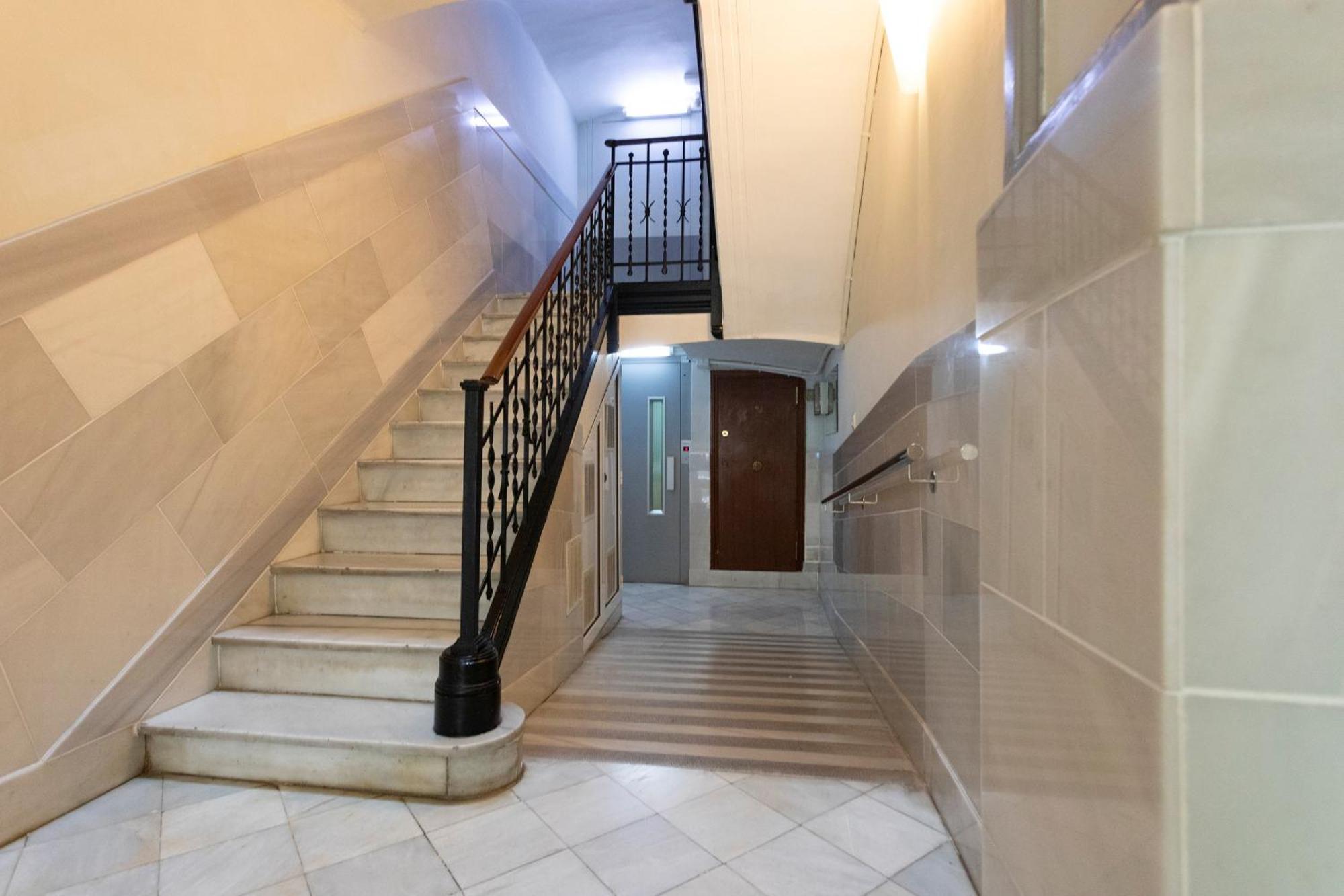 63mal1030 - Beautiful Near The Sagrada Barcelona